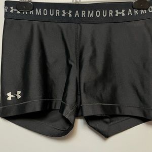 Good used condition women’s medium u set armour heat gear shorts